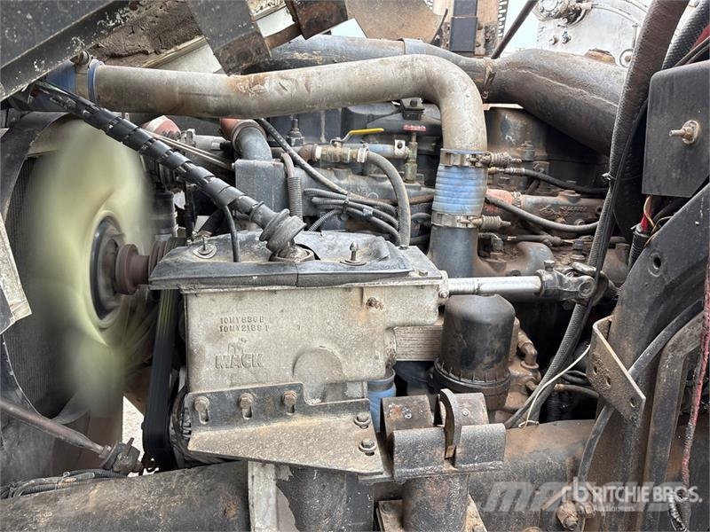 Mack MR688S Betonmixers en pompen
