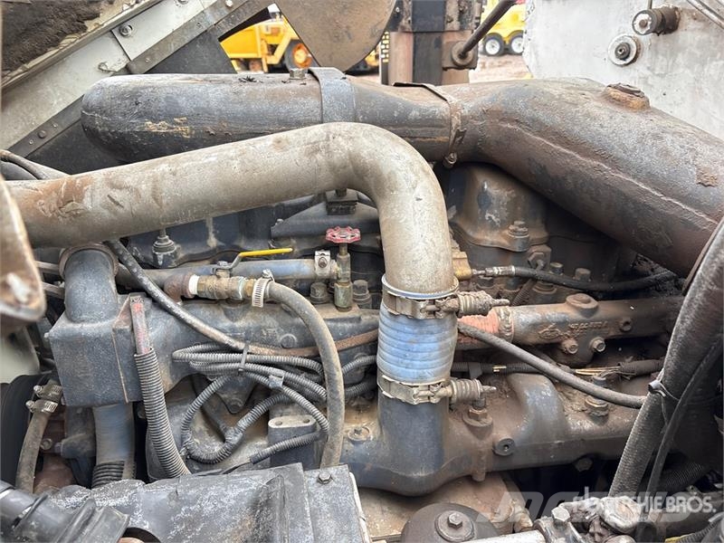 Mack MR688S Betonmixers en pompen