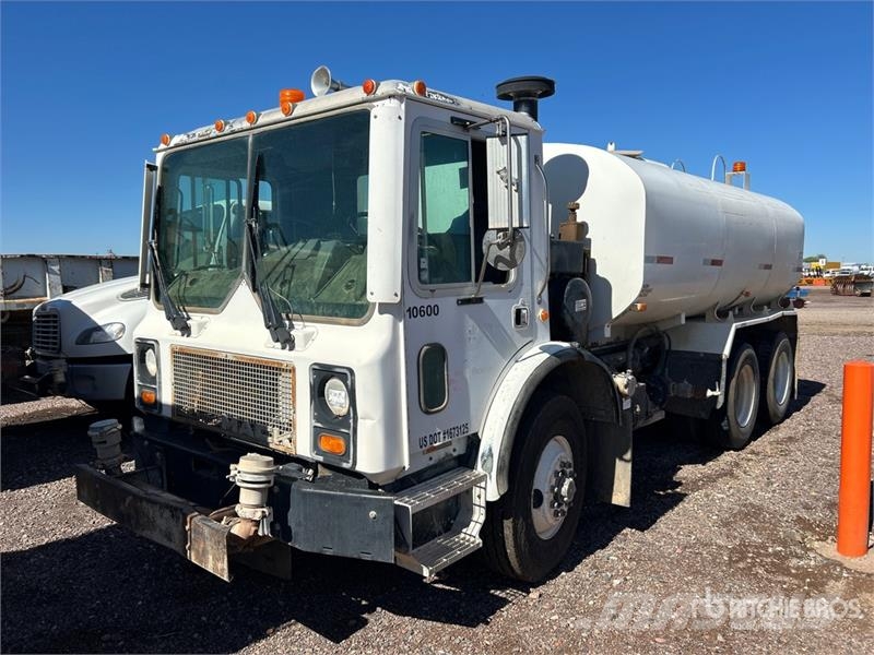 Mack MR688S 4000 gal 6x4 Water Truck Water bowser