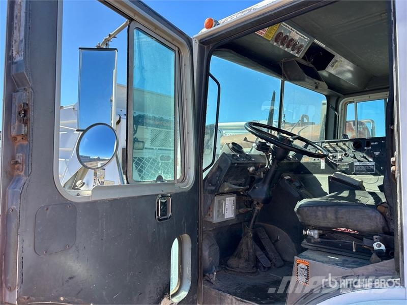 Mack MR688S 4000 gal 6x4 Water Truck Water bowser