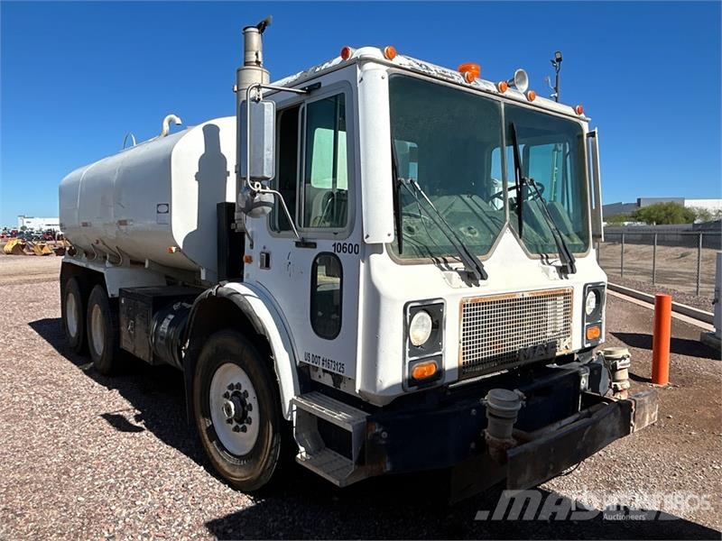 Mack MR688S 4000 gal 6x4 Water Truck Water bowser