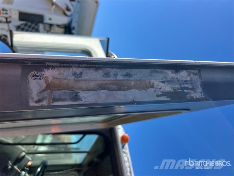 Mack MR688S 4000 gal 6x4 Water Truck Water bowser