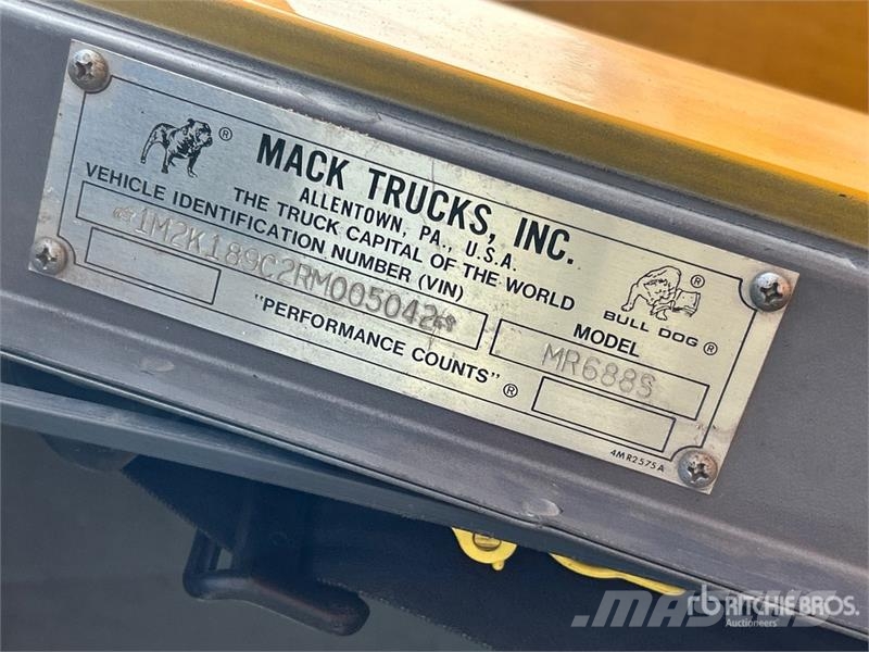 Mack MR688S 6x4 Water Truck (Inoperable) Поливочные машины
