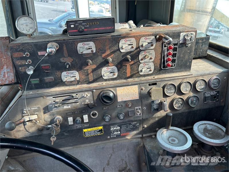 Mack MR688S 6x4 Water Truck (Inoperable) Поливочные машины