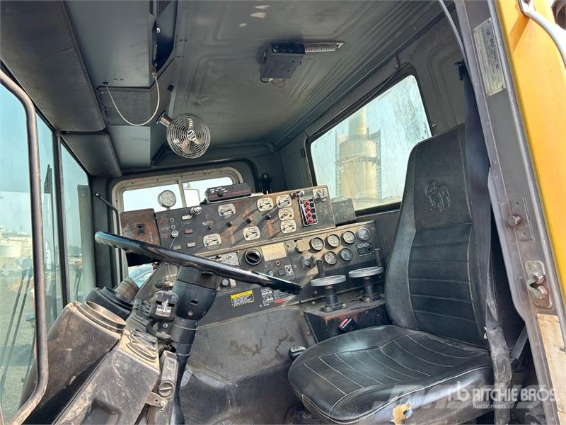 Mack MR688S 6x4 Water Truck (Inoperable) Поливочные машины