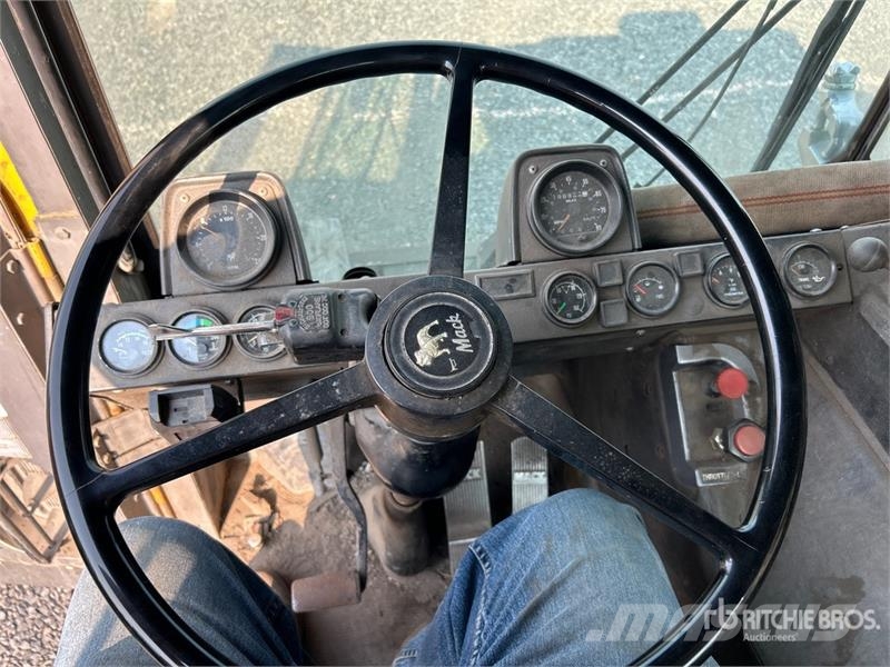 Mack MR688S 6x4 Water Truck (Inoperable) Поливочные машины