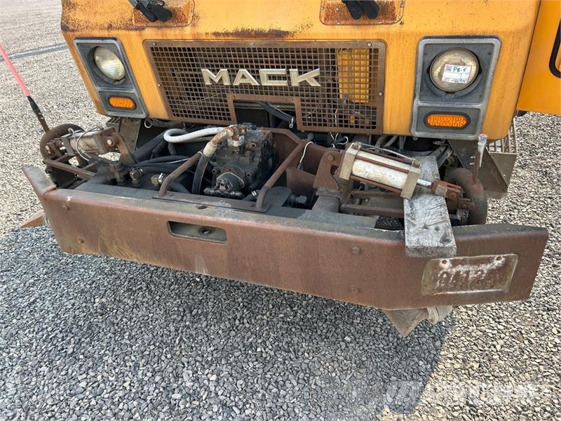 Mack MR688S 6x4 Water Truck (Inoperable) Поливочные машины