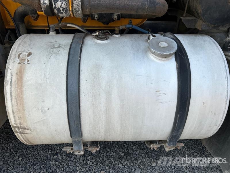 Mack MR688S 6x4 Water Truck (Inoperable) Поливочные машины