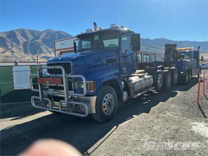 Mack PINNACLE 8x4 Tri/A Day Cab Truck Tractor (Inoperab Prime Movers