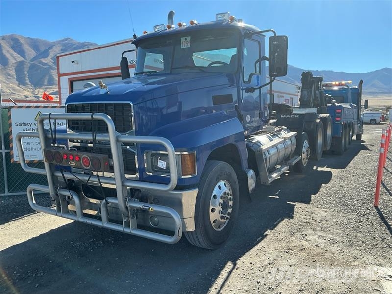 Mack PINNACLE 8x4 Tri/A Day Cab Truck Tractor Prime Movers