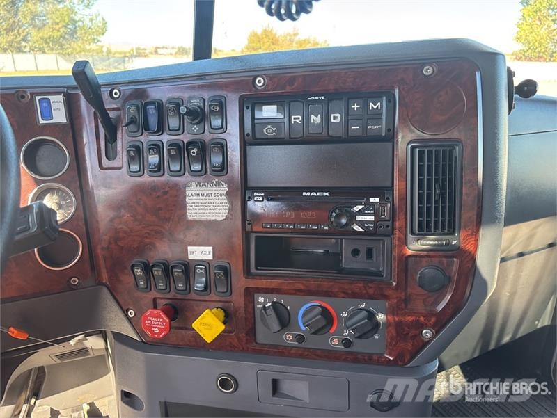 Mack Pinnacle CXU 613 6x4 T/A Day Cab Truck Tractor Traktorske jedinice