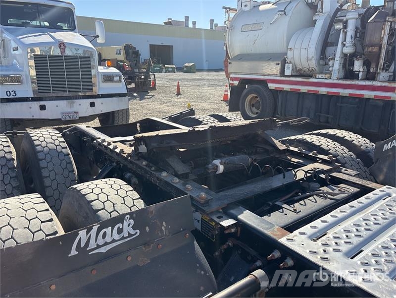 Mack Pinnacle CXU 613 6x4 T/A Day Cab Truck Tractor Traktorske jedinice