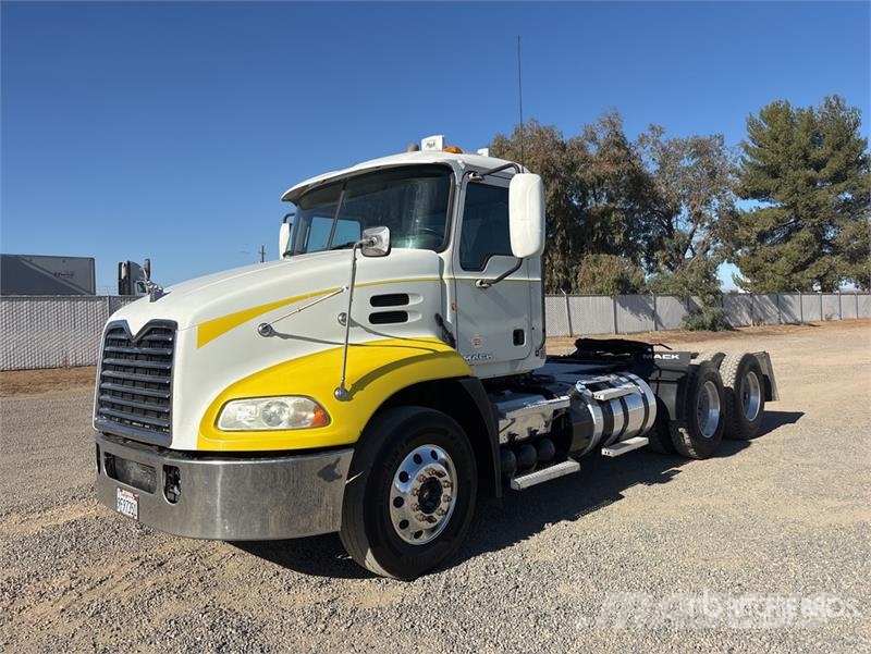 Mack Pinnacle CXU 613 6x4 T/A Day Cab Truck Tractor Traktorske jedinice