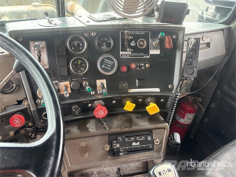 Mack RD688S Camion benne