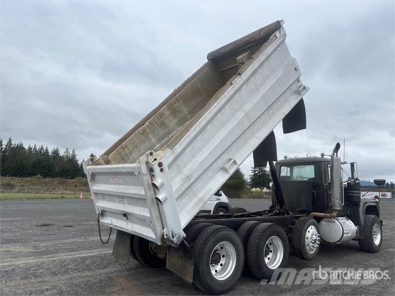 Mack RD688S Camion benne