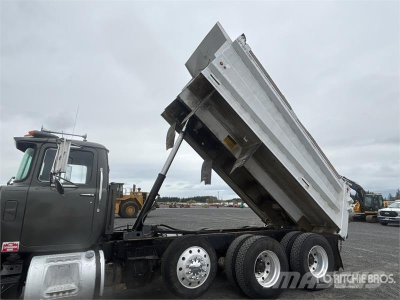 Mack RD688S Camion benne