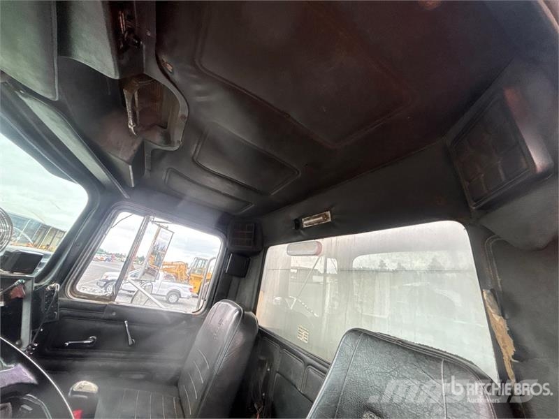Mack RD688S Camion benne