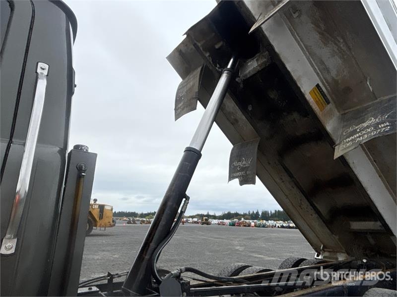 Mack RD688S Camion benne