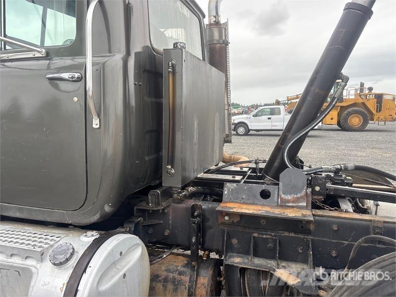 Mack RD688S Camion benne