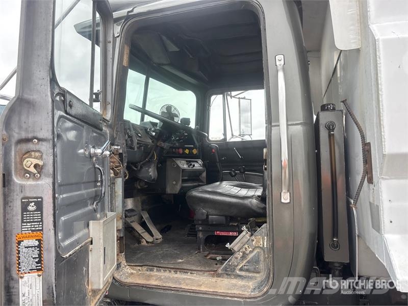 Mack RD688S Camion benne