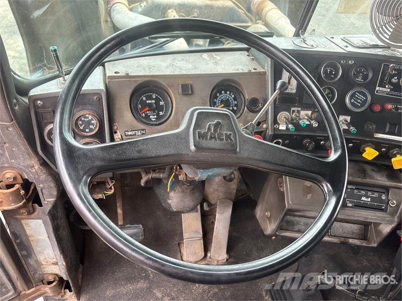 Mack RD688S Camion benne