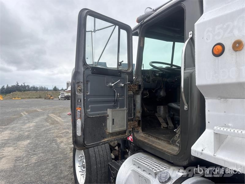 Mack RD688S Camion benne