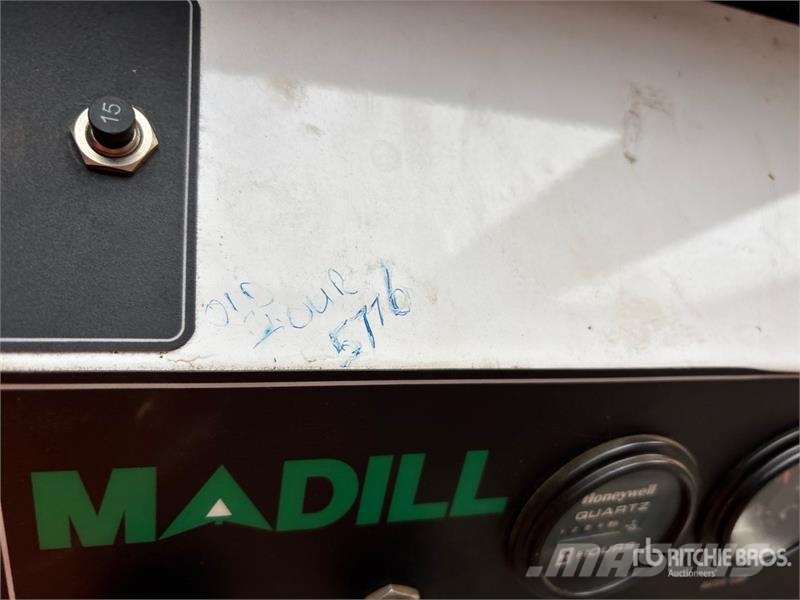 Madill 3800C Gelenkausleger Lader