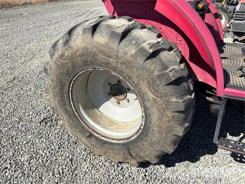 Mahindra 2555NH 4WD Tractor Tractores