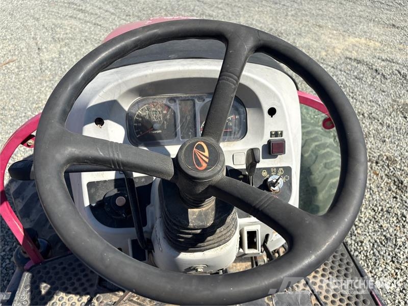 Mahindra 2555NH 4WD Tractor Tractores