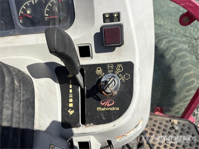 Mahindra 2555NH 4WD Tractor Tractores
