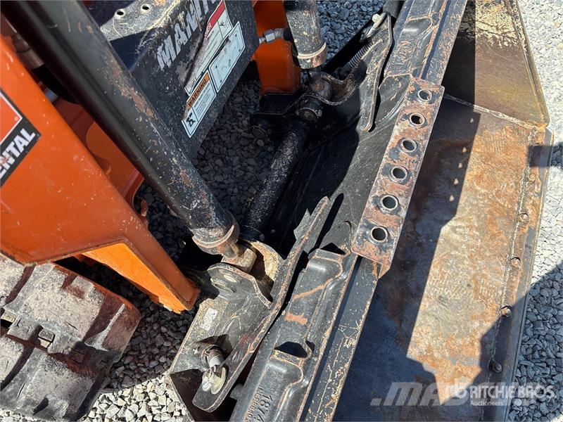 Manitou 1050RT Compact Track Loader لوادر انزلاقية التوجيه