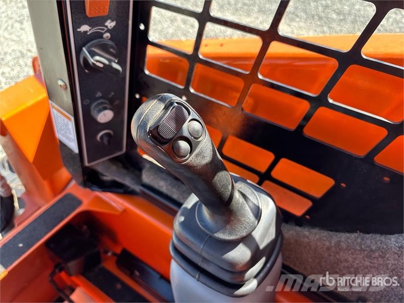 Manitou 1050RT Compact Track Loader لوادر انزلاقية التوجيه