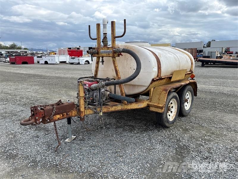Marksman 500 gal T/A Water Tank Trailer شاحنات أخرى