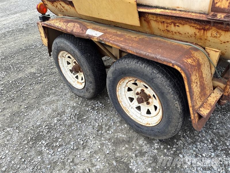 Marksman 500 gal T/A Water Tank Trailer شاحنات أخرى