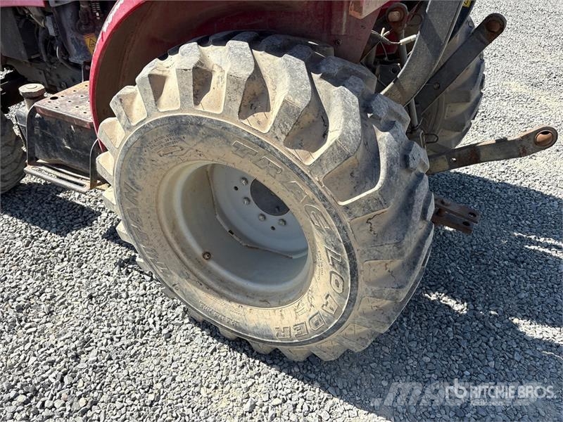 Massey Ferguson 1734E 4WD Utility Tractor Taajamatraktorit