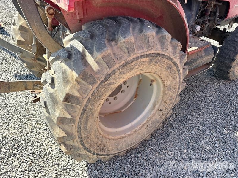 Massey Ferguson 1734E 4WD Utility Tractor Taajamatraktorit