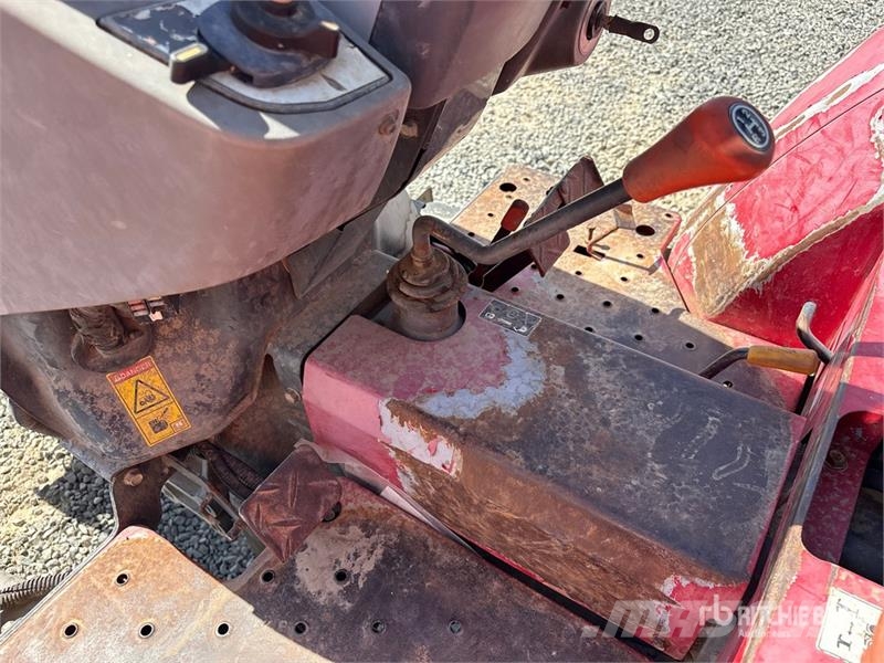 Massey Ferguson 1734E 4WD Utility Tractor Taajamatraktorit