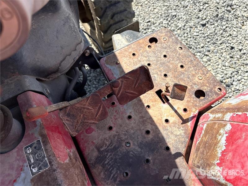 Massey Ferguson 1734E 4WD Utility Tractor Taajamatraktorit