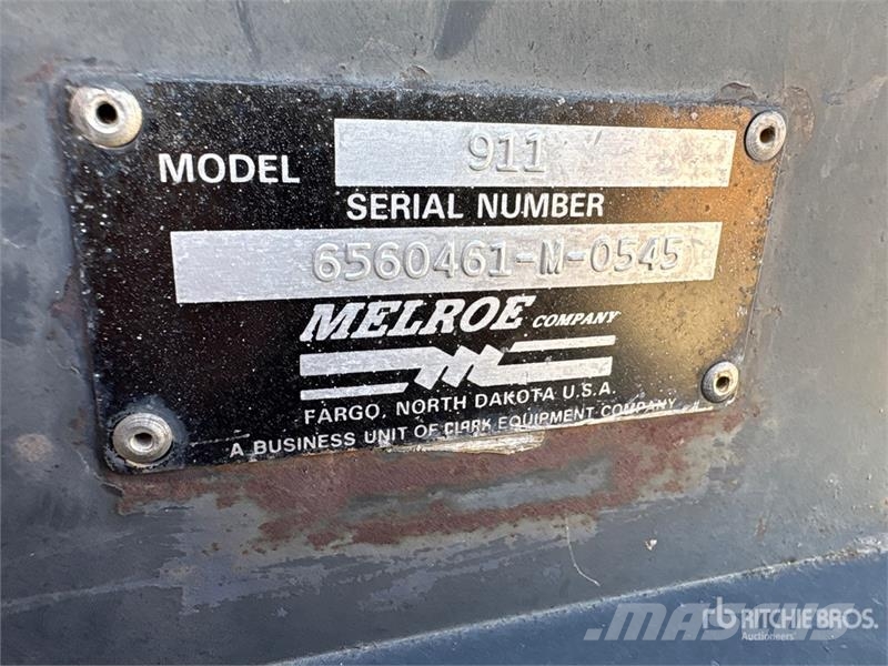 Melroe 911 Skid Steer Backhoe Ekskavaatorikopad ja lisaseadmed