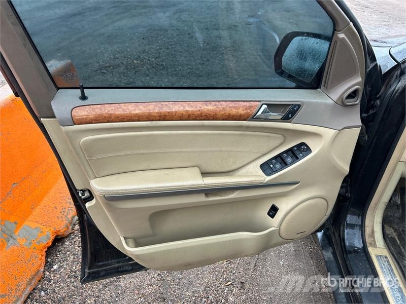 Mercedes-Benz ML320 Avtomobili