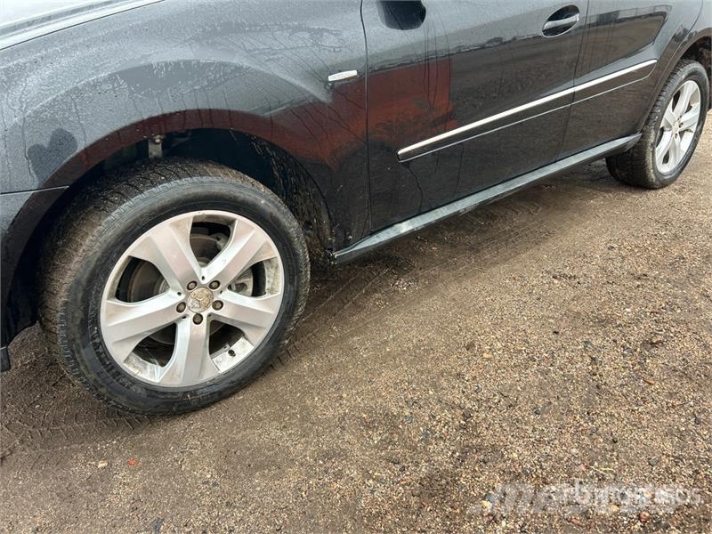 Mercedes-Benz ML320 Avtomobili