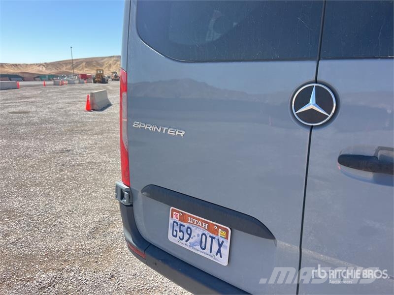 Mercedes-Benz Sprinter 4x4 Cargo Van Furgões
