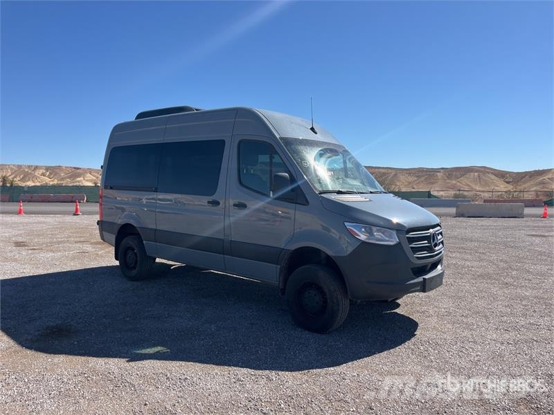 Mercedes-Benz Sprinter 4x4 Cargo Van Furgões
