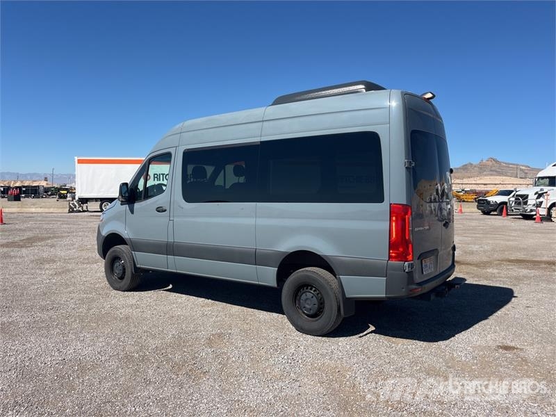 Mercedes-Benz Sprinter 4x4 Cargo Van Furgões