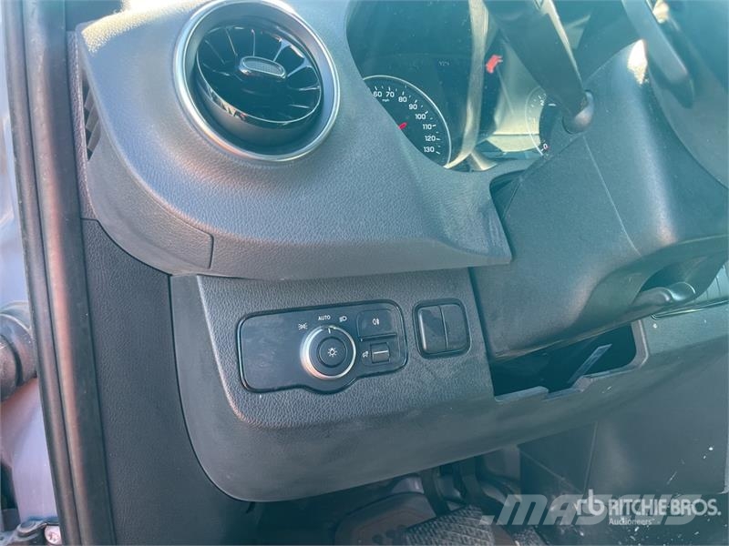 Mercedes-Benz Sprinter 4x4 Cargo Van Furgões