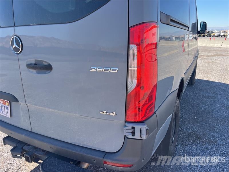 Mercedes-Benz Sprinter 4x4 Cargo Van Furgões