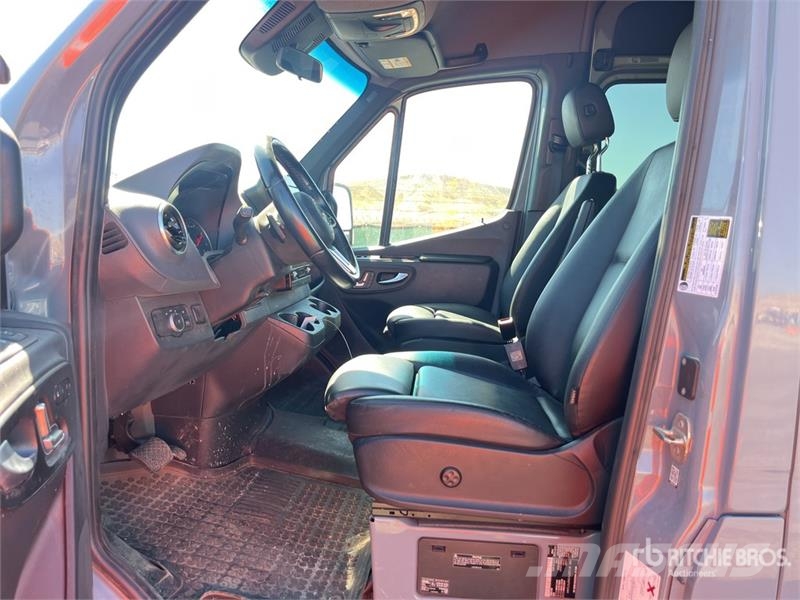 Mercedes-Benz Sprinter 4x4 Cargo Van Furgões