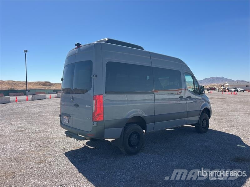 Mercedes-Benz Sprinter 4x4 Cargo Van Furgões