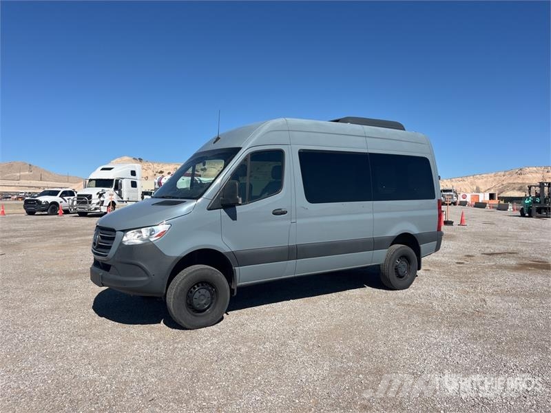 Mercedes-Benz Sprinter 4x4 Cargo Van Furgões