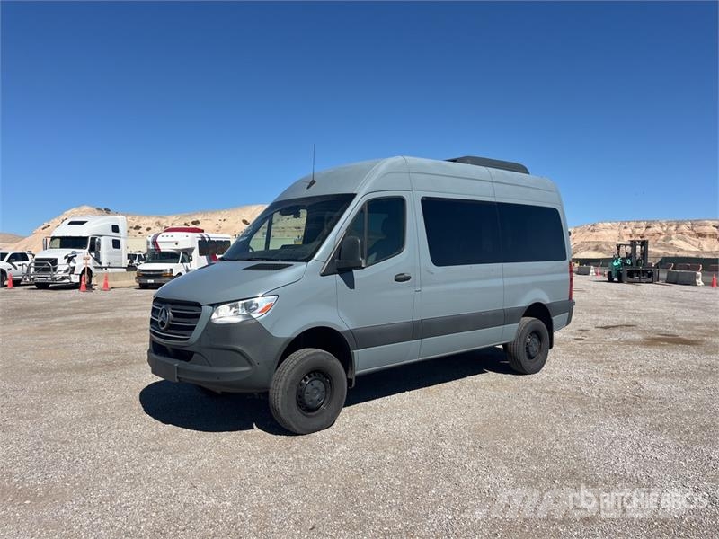 Mercedes-Benz Sprinter 4x4 Cargo Van Furgões